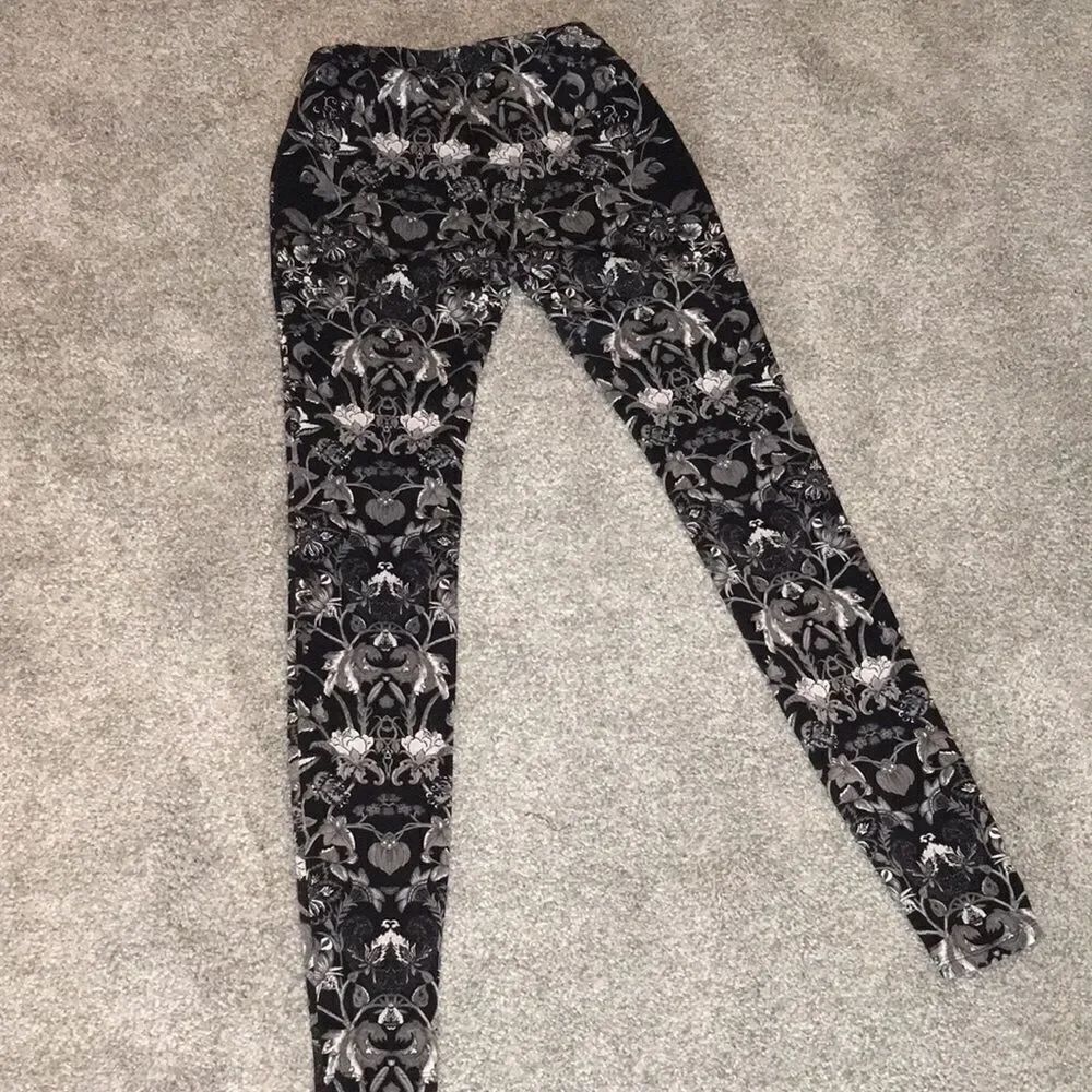Black Gray Floral Stretch Yoga Jogger sweat pants XS Bisou Bisou Michelle Bonbot